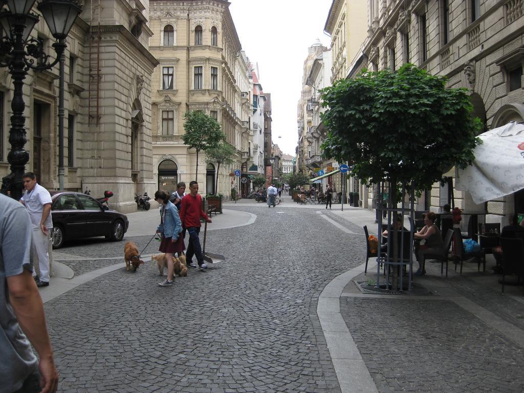 One Step From Budapest'S Broadway Hotel Szoba fotó